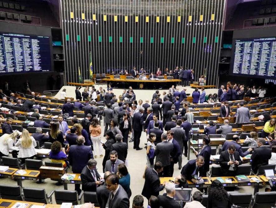 Com medo da covid, servidores pedem a deputados para continuar em home office