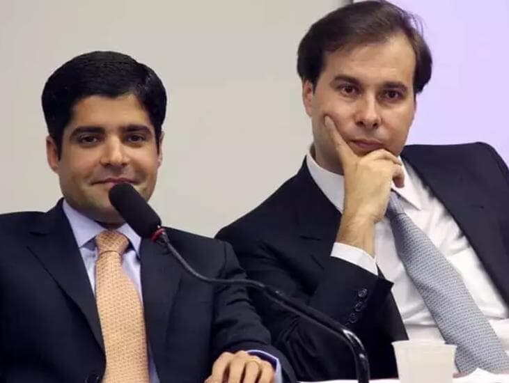 Falta caráter a ACM Neto e Caiado, diz Rodrigo Maia