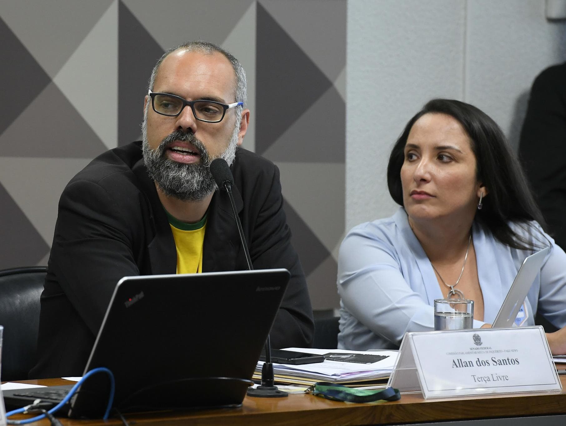 Plataforma de financiamento do Terça Livre sai do ar e Eduardo Bolsonaro aciona PGR