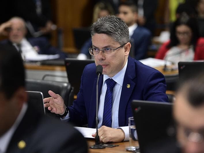 Senador quer que ministro da Educação explique falhas no Enem ao Senado