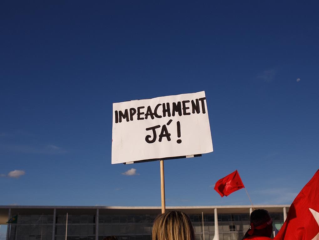 Ato pede impeachment de Bolsonaro em frente ao Planalto; veja fotos