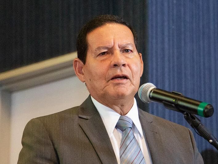 Após covid-19, Mourão tem alta médica e retoma trabalhos na segunda