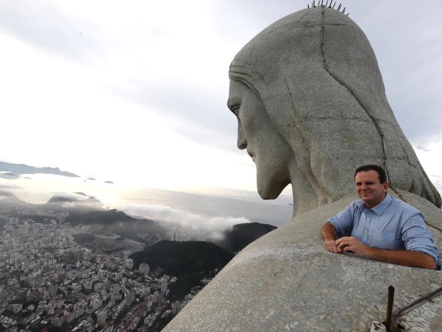 Eduardo Paes assume prefeitura do Rio e critica Crivella: "herança perversa"