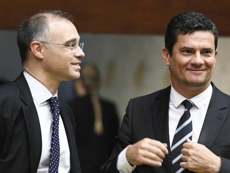 Sergio Moro e André Mendonça batem boca por Bolsonaro