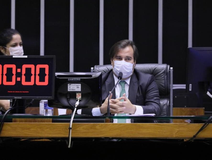 Maia consulta partidos à esquerda para decidir entre Baleia e Aguinaldo