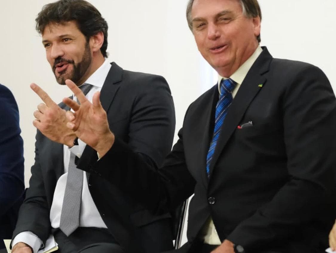 Demitido, Marcelo Álvaro Antônio ignora Ramos e agrade ao "irmão" Bolsonaro