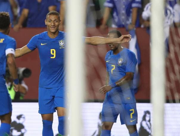 Destaque da seleção, atacante Richarlison vira voz política entre jogadores