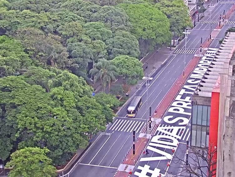 Avenida Paulista amanhece com frase "Vidas Pretas Importam"