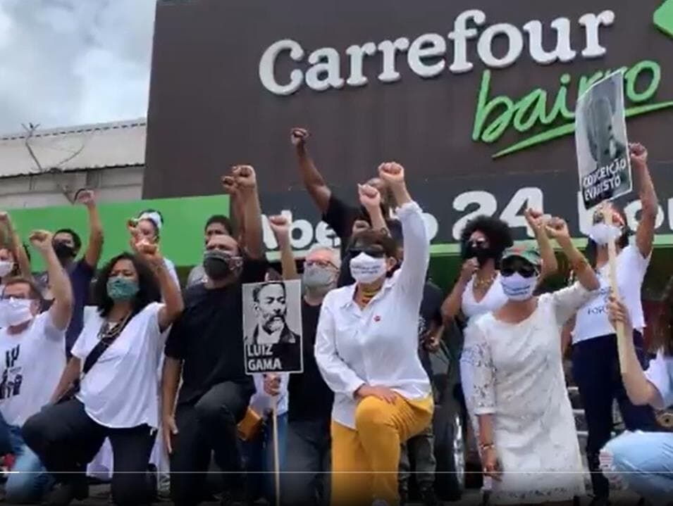 Brasília tem ato em frente a Carrefour. Assista