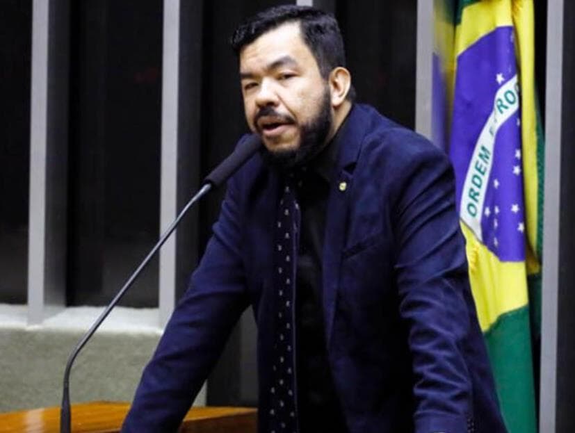 Deputado bolsonarista é preso em operação que apura falso atentado