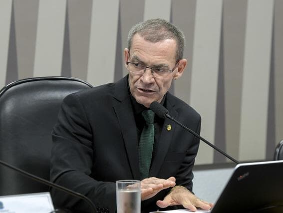 Contarato quer proibir parentes na suplência de senadores