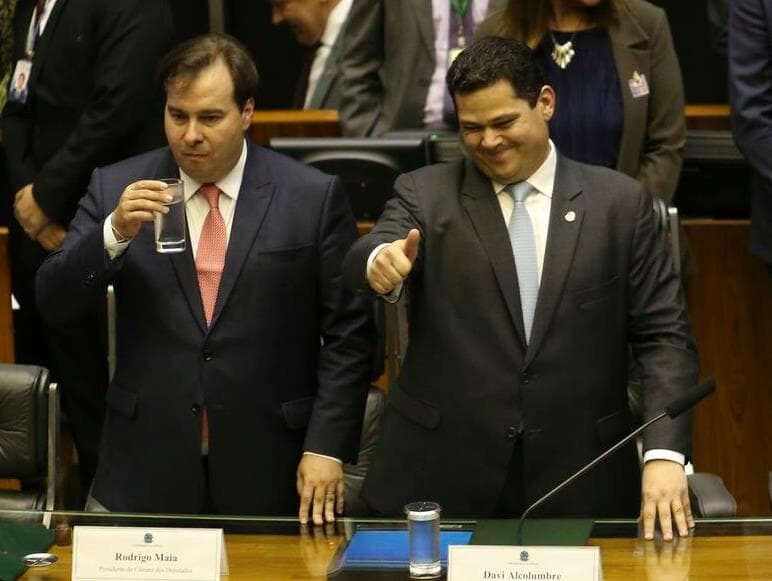 Sobre a reeleição para a presidência das Casas do Congresso