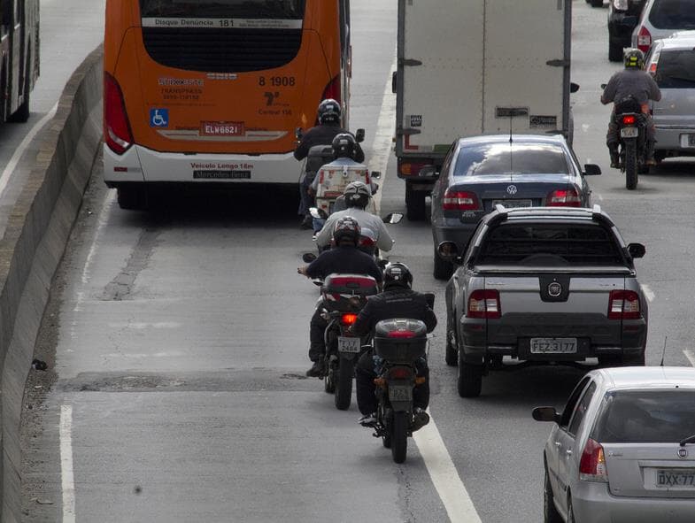 Veto de Bolsonaro libera tráfego de motos no "corredor"