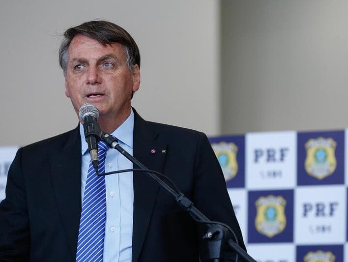 Bolsonaro ironiza autoridades que contraíram covid-19 usando máscaras