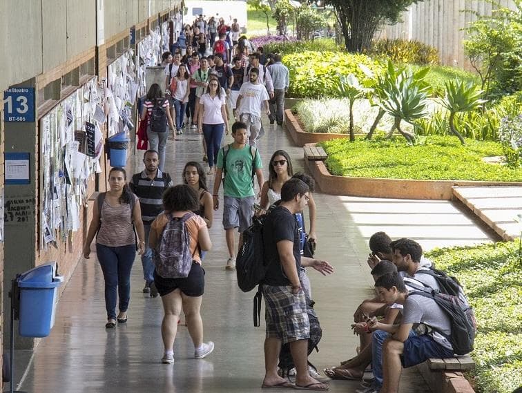 "Difícil prever até que mês as universidades vão funcionar" diz reitor