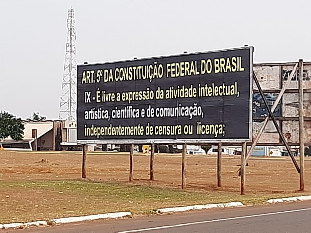 Cidade que teve outdoor contra bolsonaro censurado agora tem Constituição no lugar