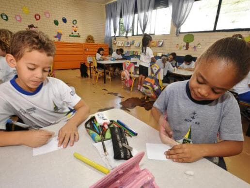 Praias lotadas e escolas vazias igual a país do atraso