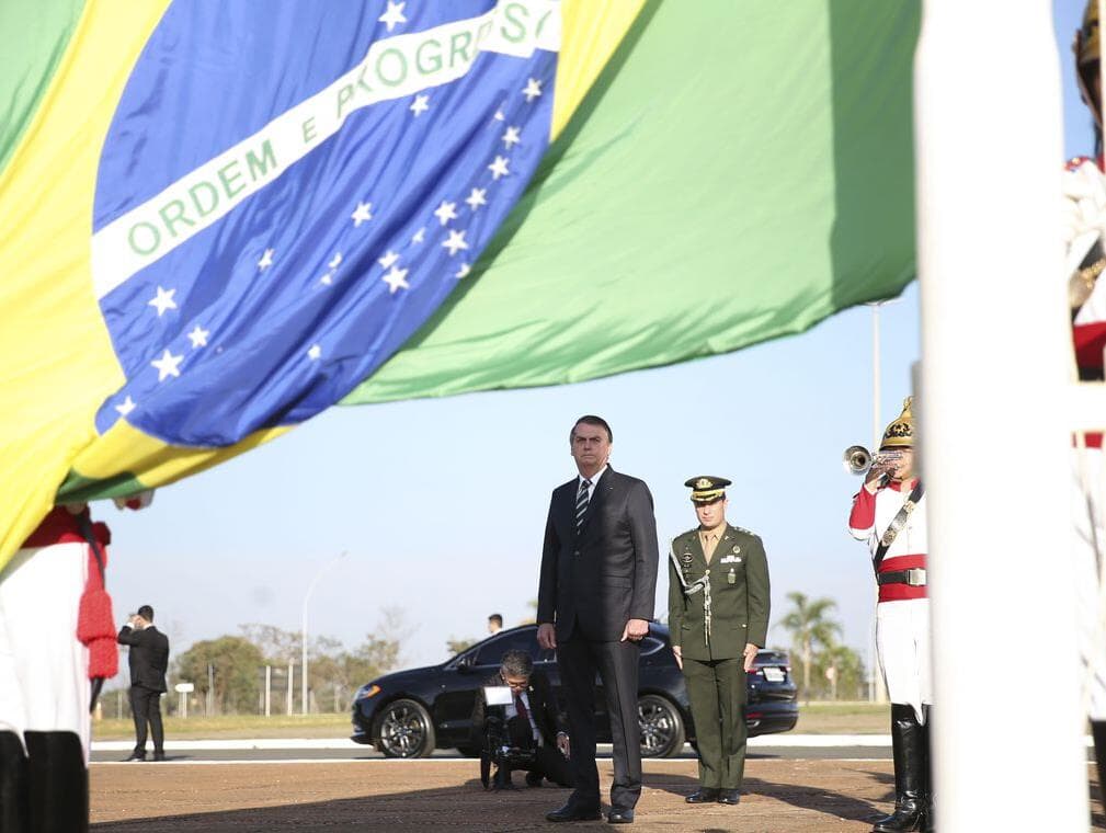 Sem máscara, Bolsonaro participa de evento de 7 de setembro