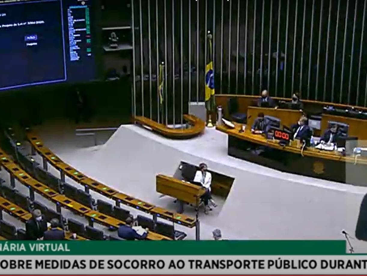 Defesa de cloroquina em Plenário gera debate entre deputados