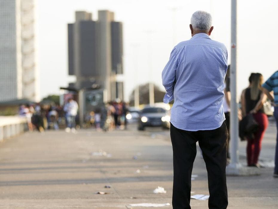 Mais de um terço dos lares brasileiros dependem da renda de idosos