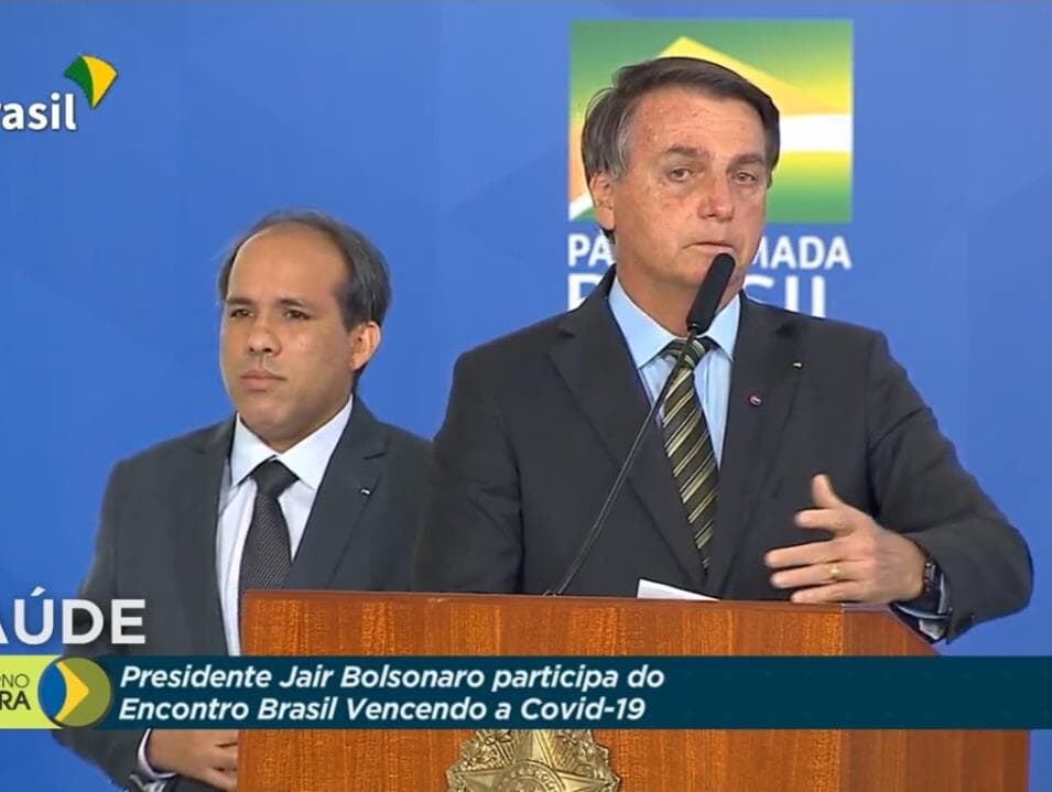 Bolsonaro diz que chance de jornalista "bundão" sobreviver à covid-19 é menor