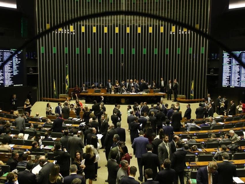 Quase 70 parlamentares irão disputar as eleições municipais. Veja a lista