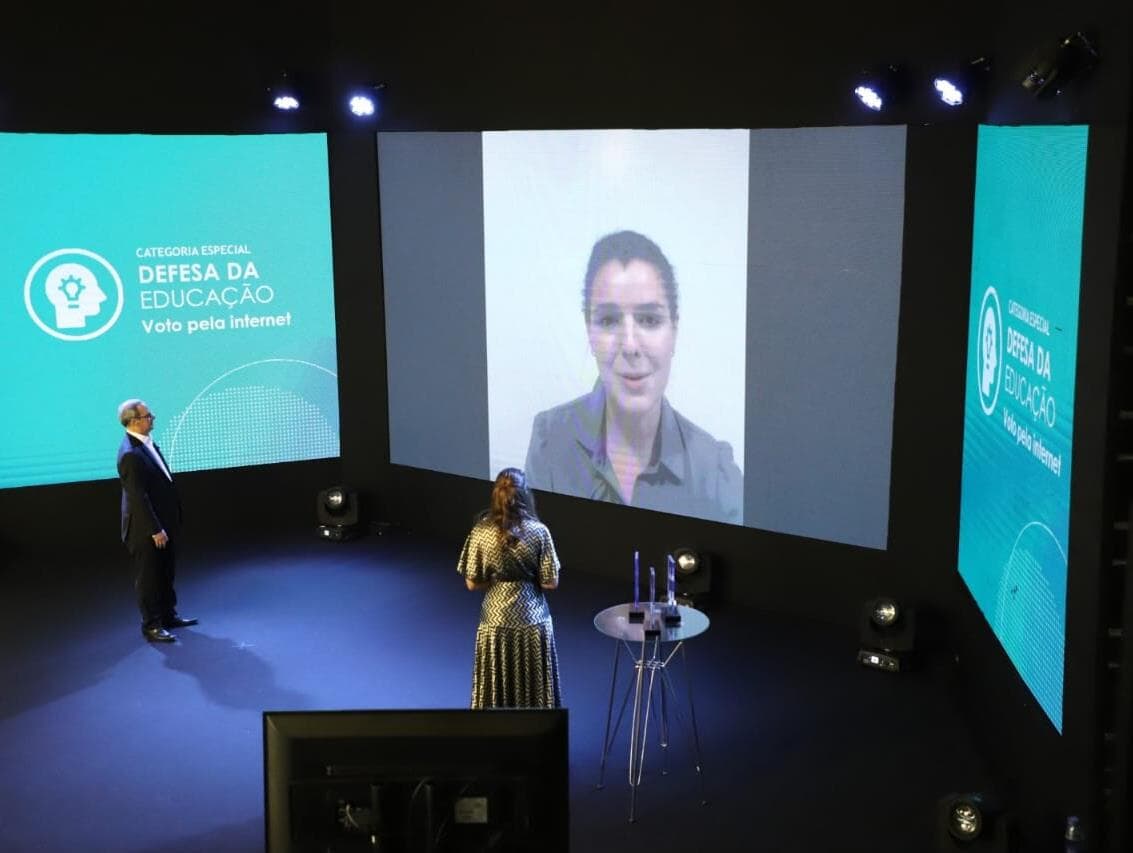 Luisa Canziani vence a categoria "Defesa da Educação" na escolha do júri