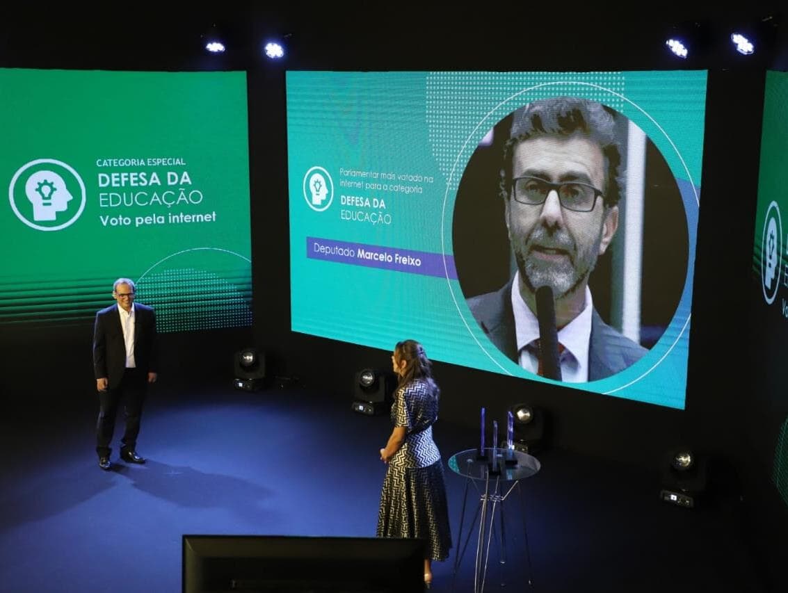 Marcelo Freixo vence categoria Defesa da Educação pela votação popular