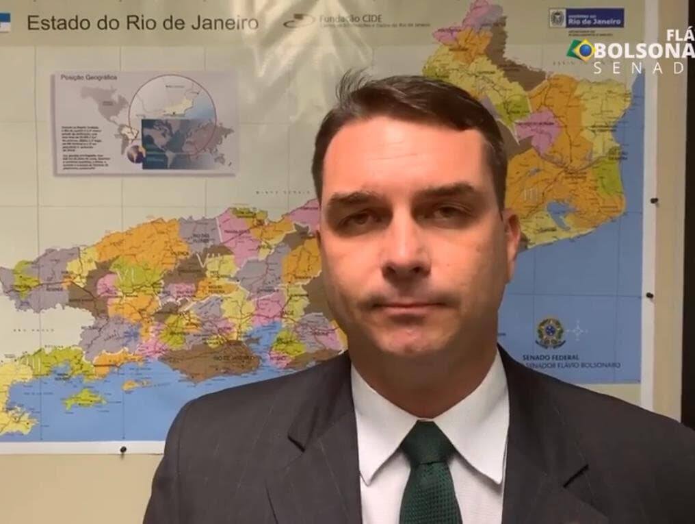 Flávio Bolsonaro diz que não se lembra de comprar apartamento com dinheiro vivo