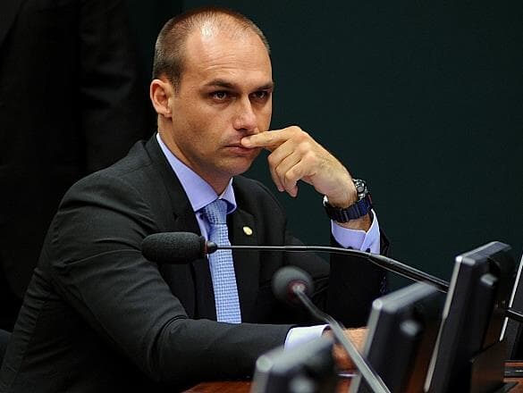 Eduardo Bolsonaro entregou dossiê contra antifascistas aos EUA, diz deputado