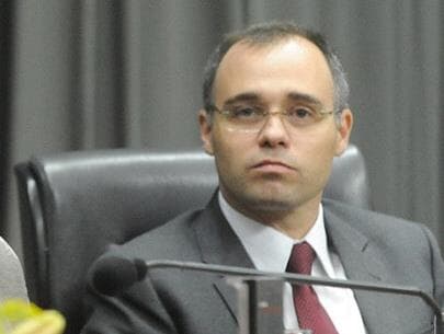 Governo negocia ida de André Mendonça ao Congresso para explicar dossiê