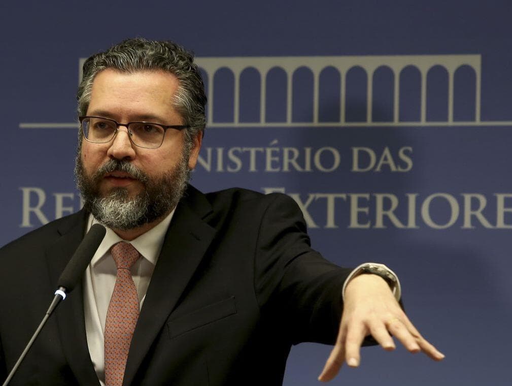 Ernesto correlaciona esquerda latinoamericana com narcotráfico e terrorismo