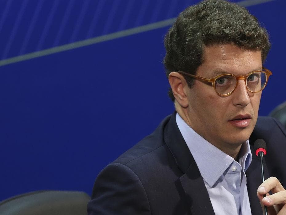 Ricardo Salles nomeia comissão de ética do ministério com 13 meses de atraso