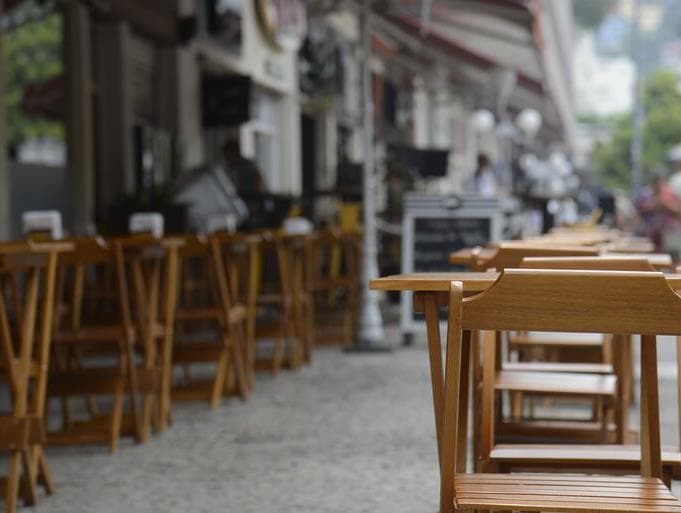 Nos EUA, pelo menos 152 pessoas foram infectadas em um único bar