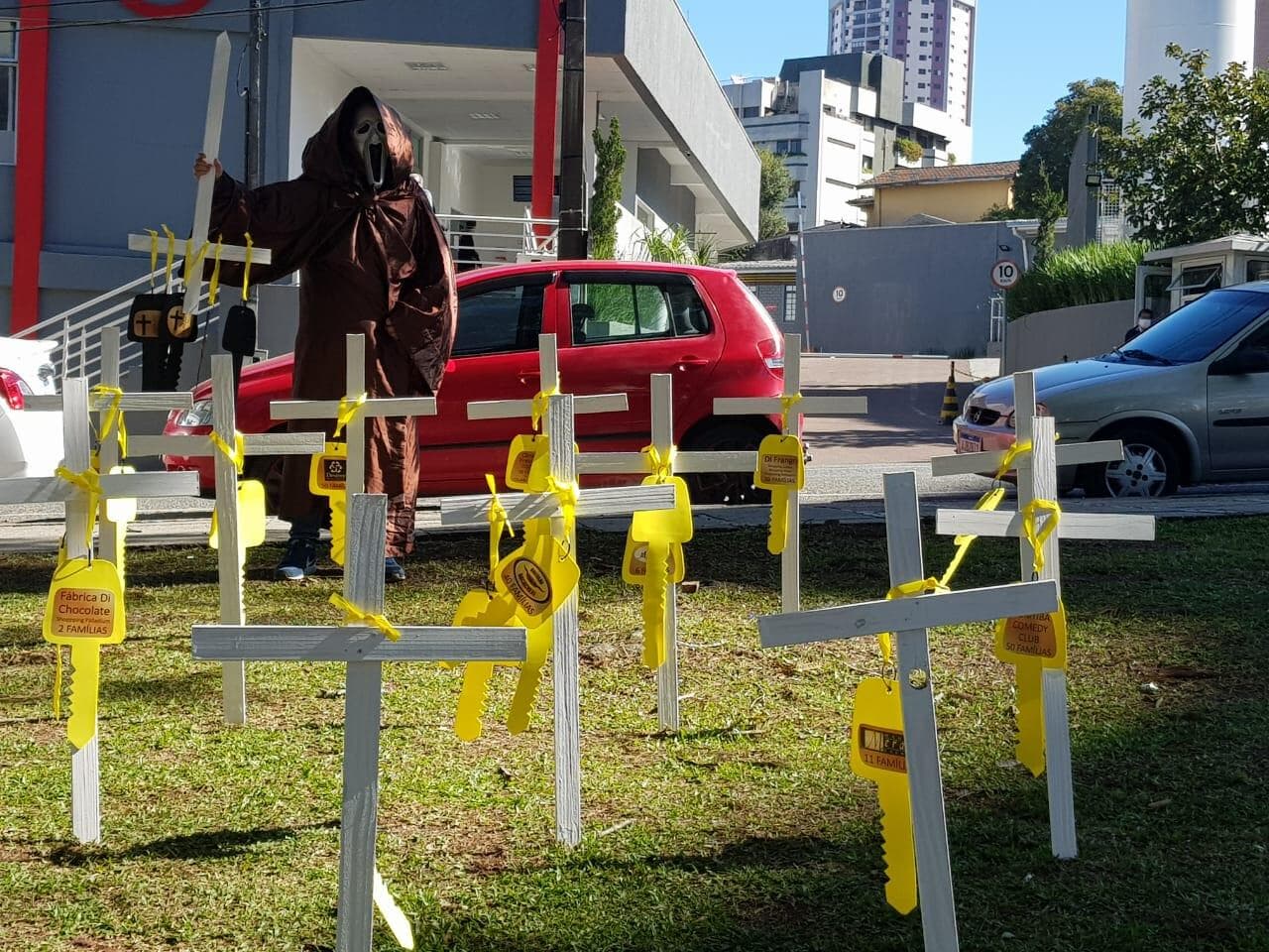 Donos de bares fazem ato por reabertura em frente a hospital com UTI lotada