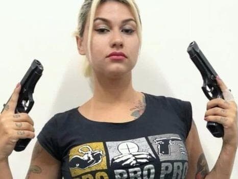 Sara Winter é transferida para penitenciária e advogado deixa o caso