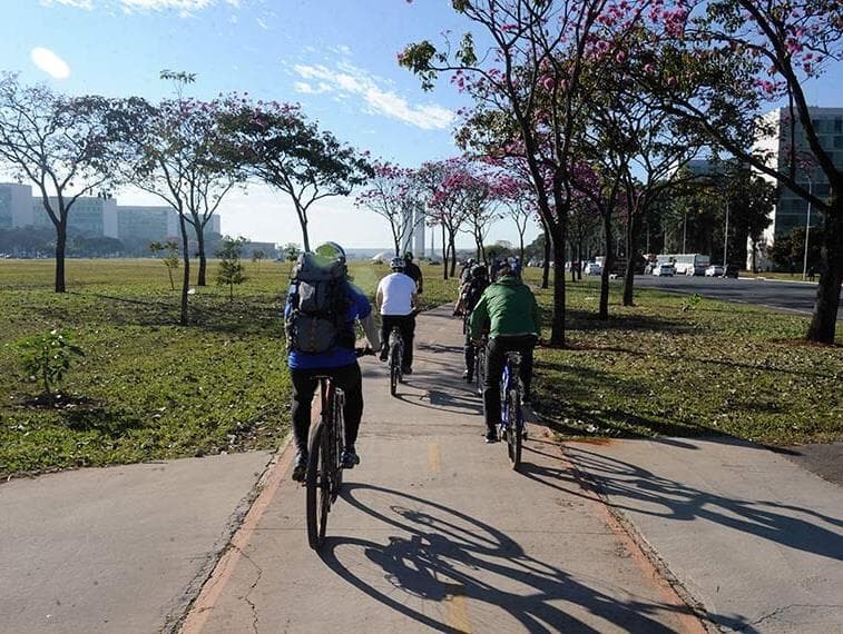 Juiz determina melhora nas condições para ciclistas no DF diante da pandemia