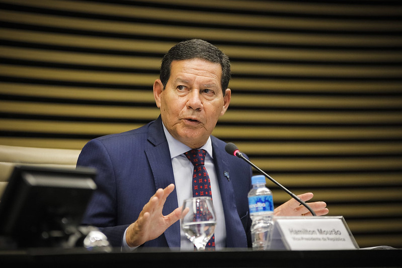 Mourão defende que governo baixe tensão e prevê tombo do PIB em até 6%