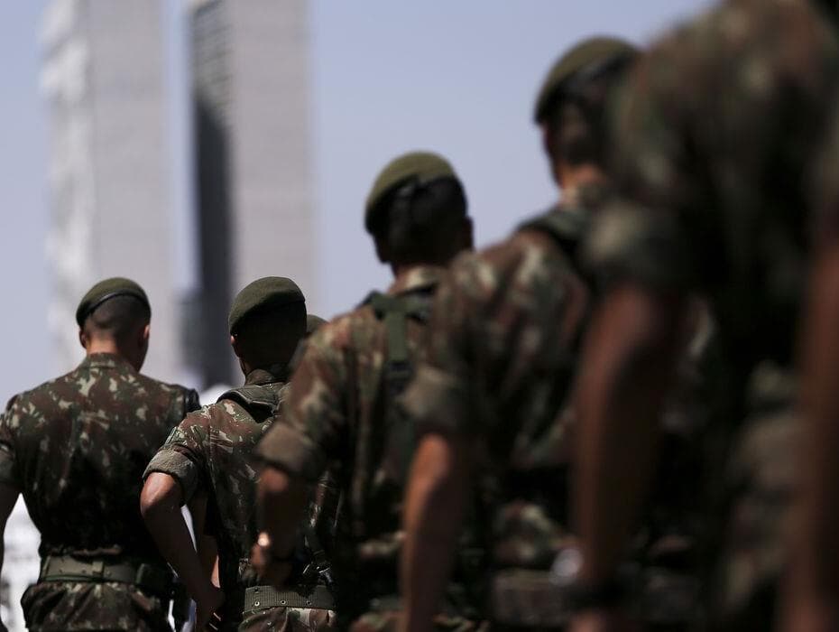 Administração federal e militares em cargos técnicos