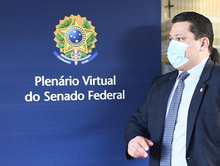 Senado negocia PL das fake news e vota MP que permite redução de salário