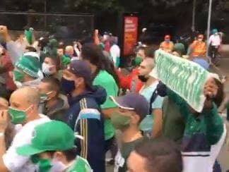 Torcida do Palmeiras é aplaudida pela do Corinthians em ato pró-democracia