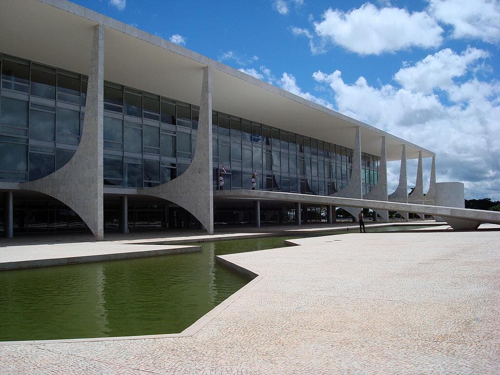 Homem é detido após atirar tinta vermelha na rampa do Palácio do Planalto