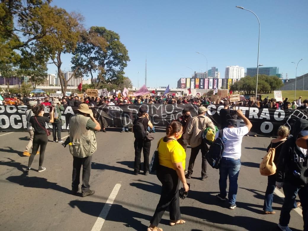 Centenas de manifestantes protestam pacificamente contra Bolsonaro em Brasília