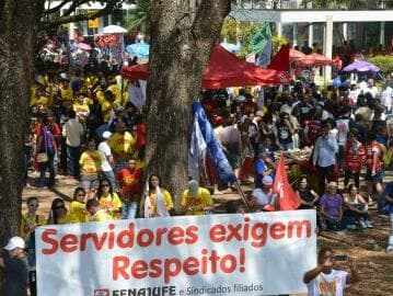 PT vai ao STF contra congelamento de salários de servidores