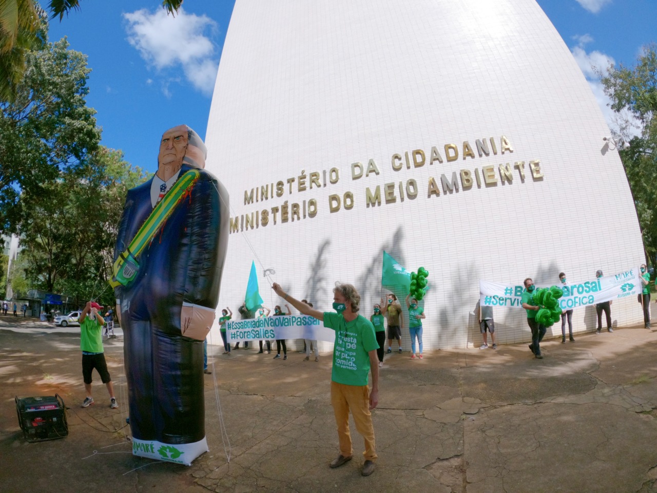 No Dia do Meio Ambiente, servidores do Ibama protestam contra Bolsonaro e Salles