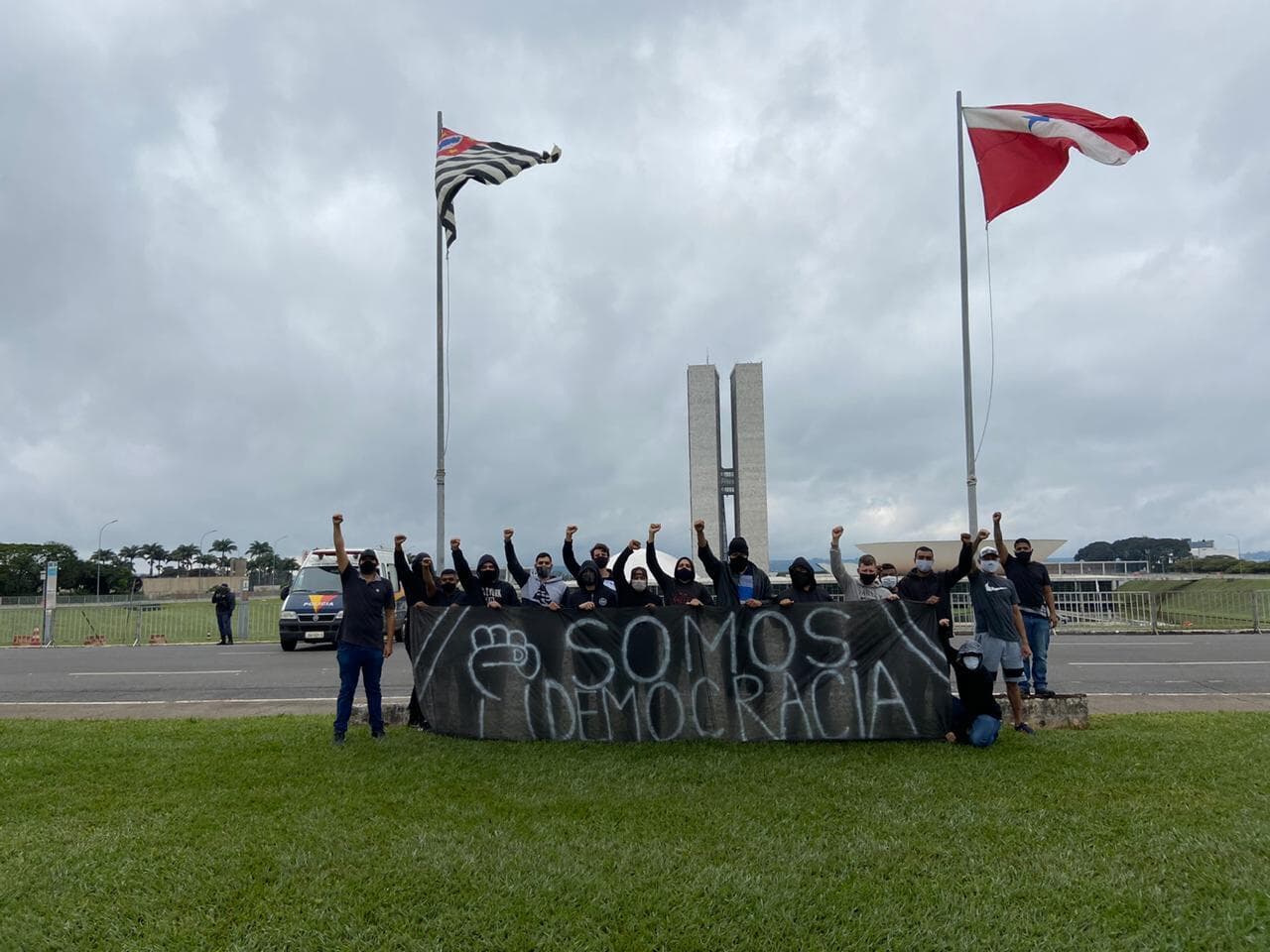 Ato pró-democracia une torcidas, partidos e movimentos sociais em Brasília