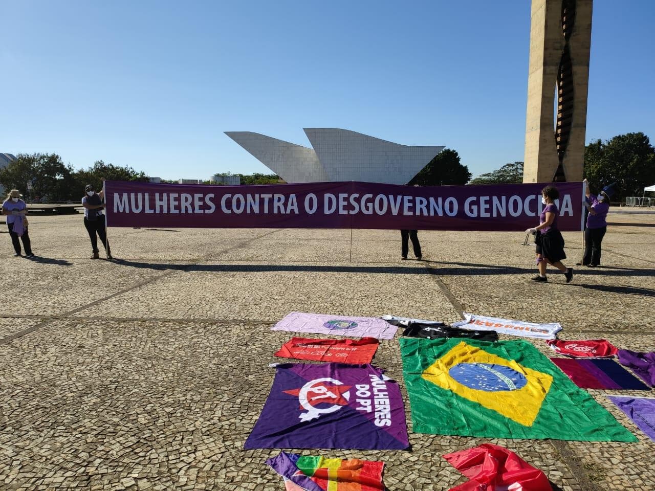 Em ato em frente ao Planalto, mulheres pedem a cassação de Bolsonaro