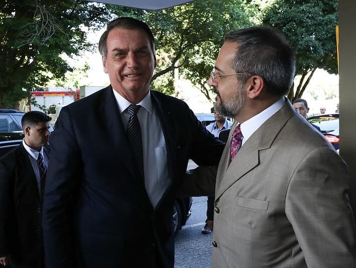 Aras e Weintraub recebem condecoração militar de Bolsonaro