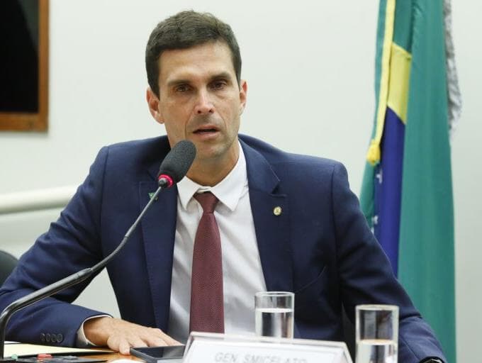 Deputado bolsonarista e esposa e filha que violaram isolamento têm covid-19