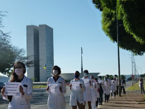 Sem pagamento, residentes fazem manifestação em frente ao Ministério da Saúde